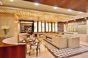 2 restauranter; serverer morgenmad