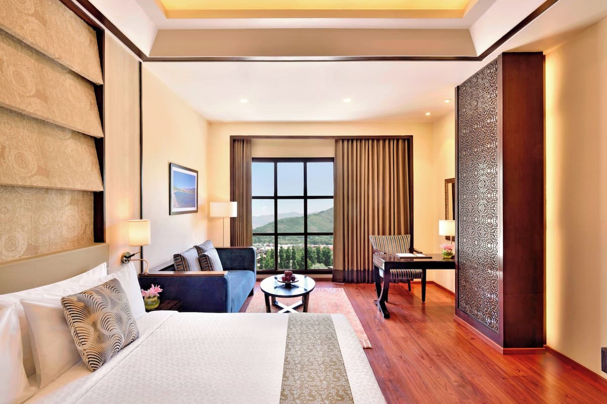 Room, 1 King Bed, Non Smoking, Mountain View | 1 bedroom, Egyptian cotton sheets, hypo-allergenic bedding, down duvets