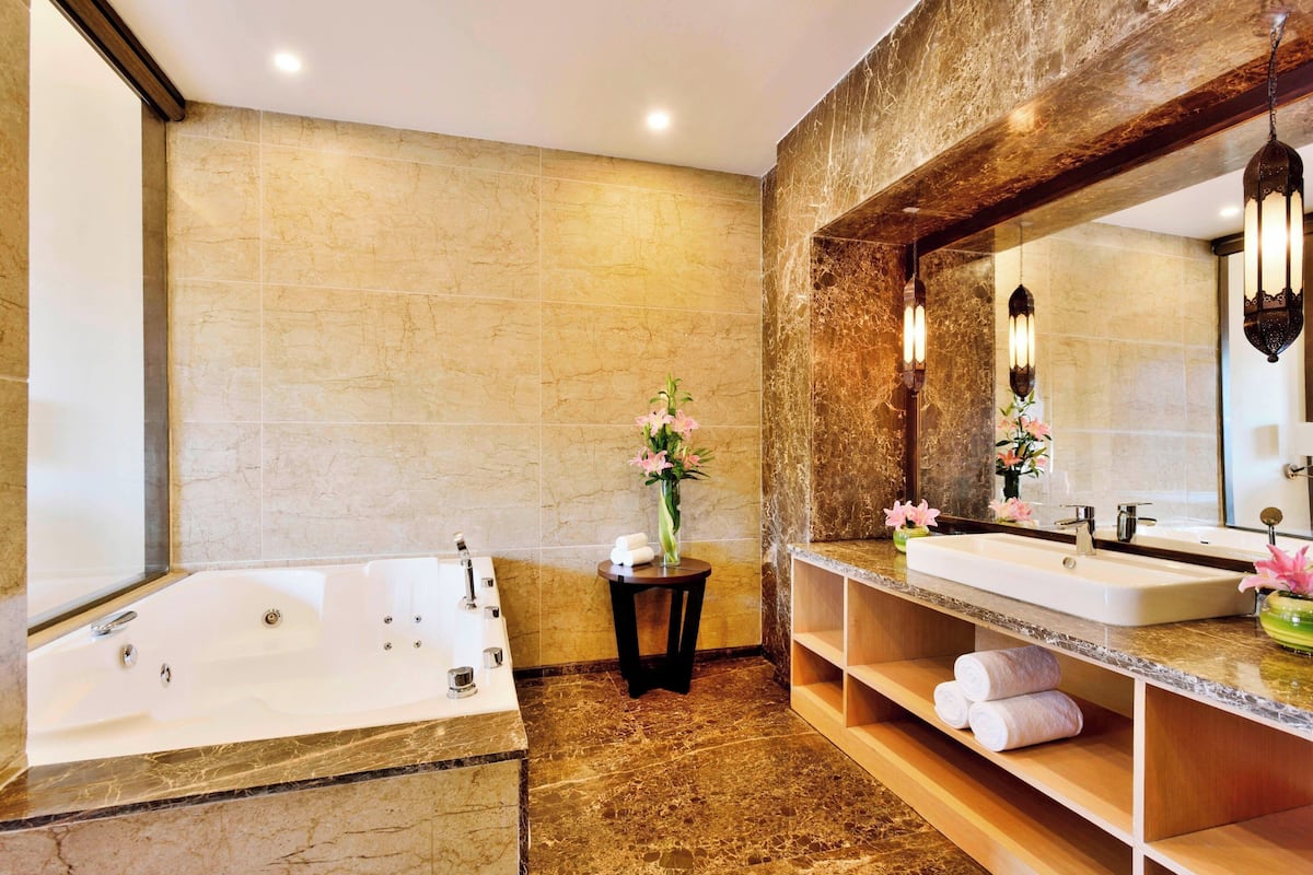 Suite, 1 Bedroom, Non Smoking | 1 bedroom, Egyptian cotton sheets, hypo-allergenic bedding, down duvets