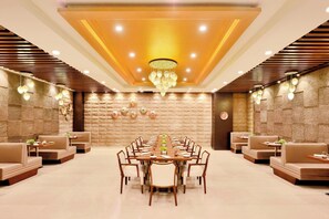 2 restaurants, breakfast served - Four Points By Sheraton Srinagar (Srinagar)