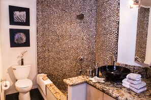 Combined shower/tub, towels