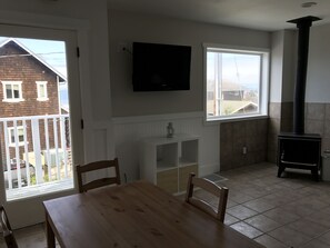 Smart TV, chimenea, reproductor de DVD, libros