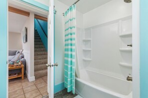 Combined shower/tub, hair dryer, towels - Sea-Esta I Charming Getaway I SLEEPS 4 (Clinton)