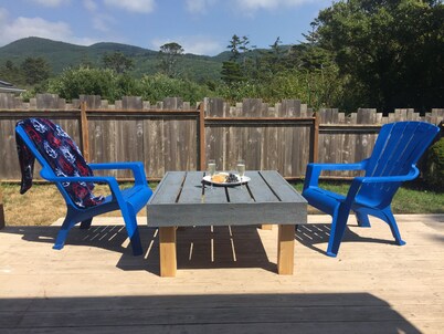 No Host Fees! Lovely, well equipped, dog friendly home, 3 blocks from the beach!