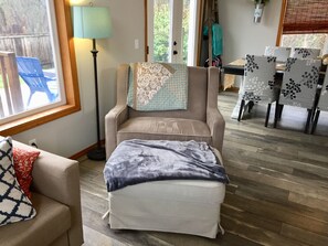 Tv, dvd-afspiller, bøger, videobibliotek