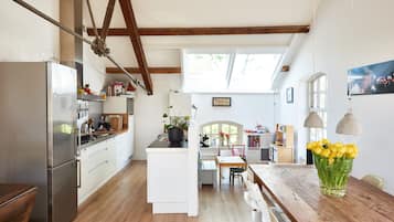 Frigorífico, microondas, horno y placa de cocina