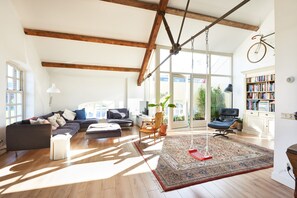 Smart-TV, Netflix, DVD-Player, Bücher