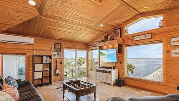 Smart-TV, Kamin, Netflix, DVD-Player