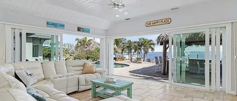 Smart TV, chimenea, Netflix y reproductor de DVD