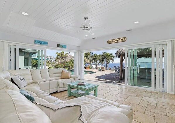 Älytelevisio, takka, Netflix, DVD-soitin