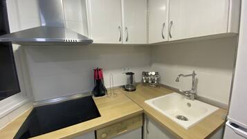 Refrigerador, microondas, horno, placa de cocina