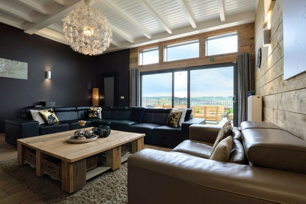 Een smart-tv, een dvd-speler en een tafeltennistafel