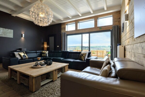 TV connectée, lecteur de DVD, table de tennis de table