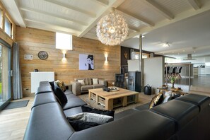 TV connectée, lecteur de DVD, table de tennis de table