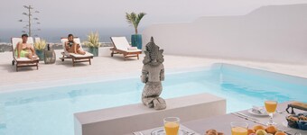 Villa with private Jacuzzi, pool and amazing sea views in a quiet area