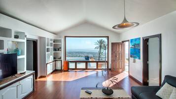 Smart TV, reproductor de DVD, libros y estéreo