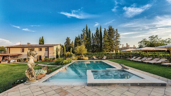 Outdoor pool - VILLA IRIS LUXURY SAN GIMIGNANO, 6 EN-SUITE BEDROOMS, SWIMMING POOL, SPA, SAUNA. (San Gimignano)