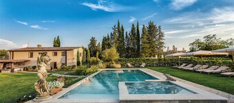 VILLA IRIS LUXURY SAN GIMIGNANO, 6 EN-SUITE BEDROOMS, SWIMMING POOL, SPA, SAUNA.