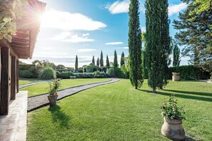 Property grounds - VILLA IRIS LUXURY SAN GIMIGNANO, 6 EN-SUITE BEDROOMS, SWIMMING POOL, SPA, SAUNA. (San Gimignano)