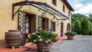 Exterior detail - VILLA IRIS LUXURY SAN GIMIGNANO, 6 EN-SUITE BEDROOMS, SWIMMING POOL, SPA, SAUNA. (San Gimignano)