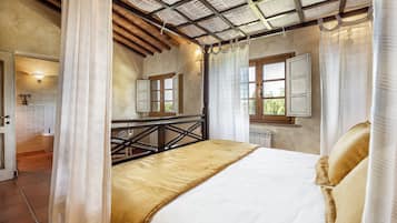 6 bedrooms, desk, iron/ironing board, travel crib