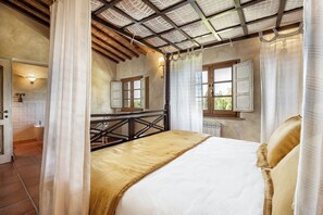 6 bedrooms, desk, iron/ironing board, travel cot