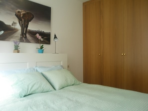 2 bedrooms, iron/ironing board, Internet, bed sheets