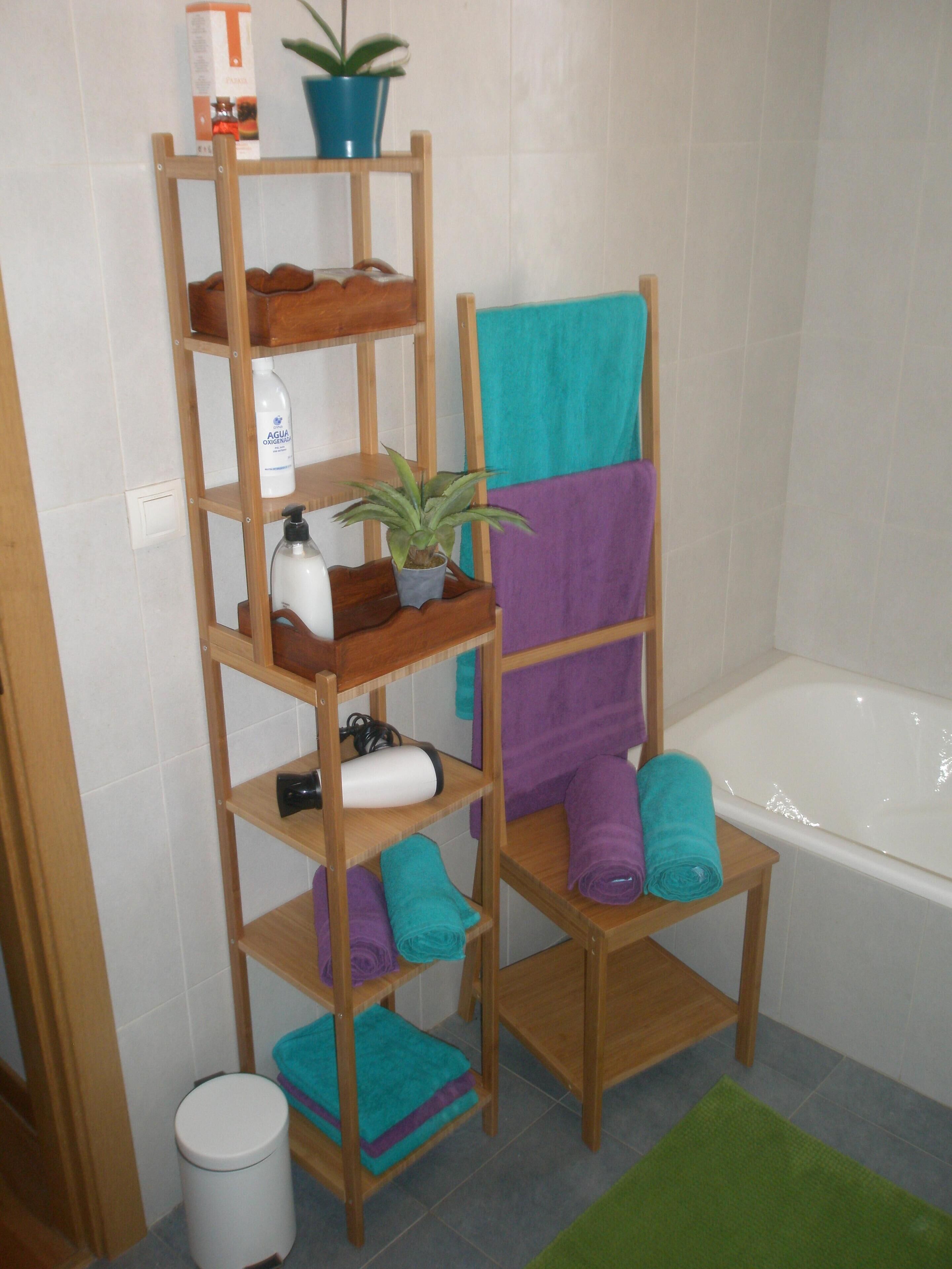 Badekar, hårføner, bidé og håndklær