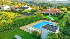 A residential property with a swimming pool, a garden, and a view of the surrounding hills. - Old house Alembic in Ponte de Lima (Ponte de Lima)