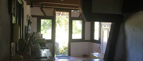 Réfrigérateur, four, plaque de cuisson, bouilloire électrique