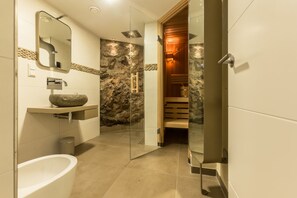 Douche, douche à « effet pluie », sèche-cheveux, bidet
