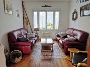 Smart-tv, dvd-spelare, böcker och ett filmbibliotek