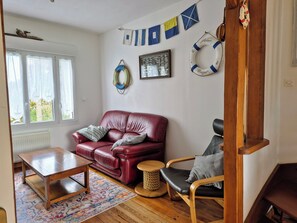 Fernseher, DVD-Player, Bücher, Videothek