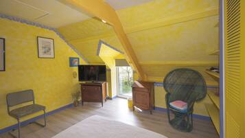 4 bedrooms, iron/ironing board, travel crib, free WiFi