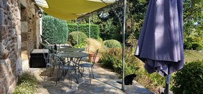 Outdoor dining - Quiet and seaside in charming house 3000 m2 park (Créhen)