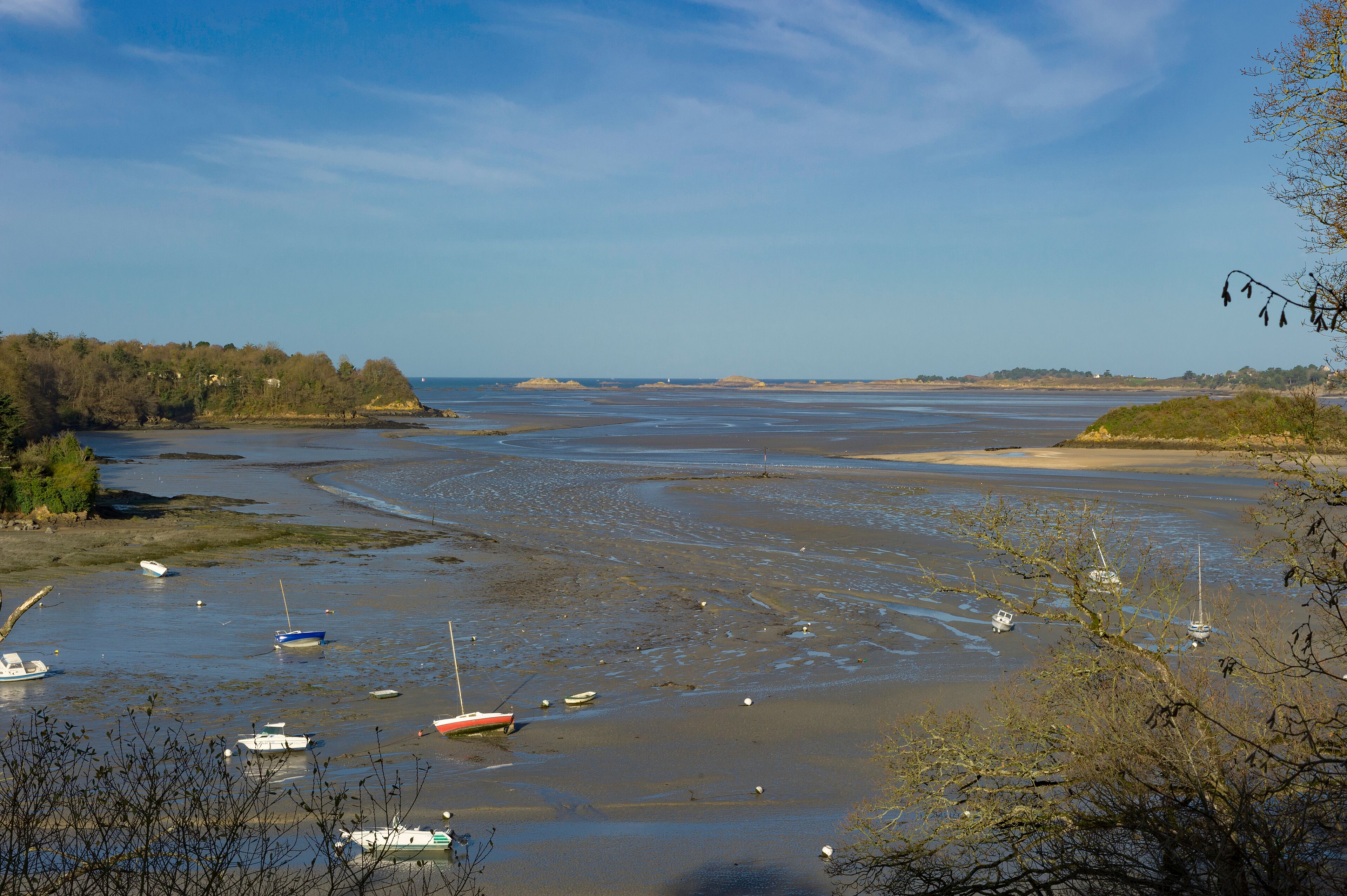 Ranta lähistöllä, aurinkotuoleja