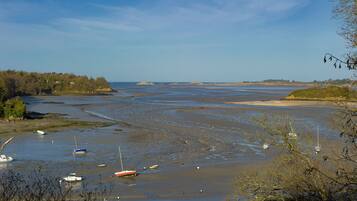 Plage à proximité, chaises longues