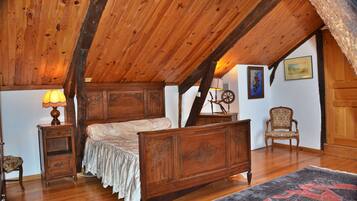 4 makuuhuonetta, silitysrauta/-lauta, vauvan matkasänky, ilmainen Wi-Fi