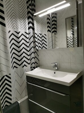 Ensemble douche/baignoire, sĂšche-cheveux, serviettes fournies, savon