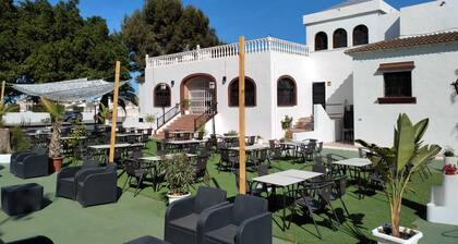 Asunto uima-altaan äärellä