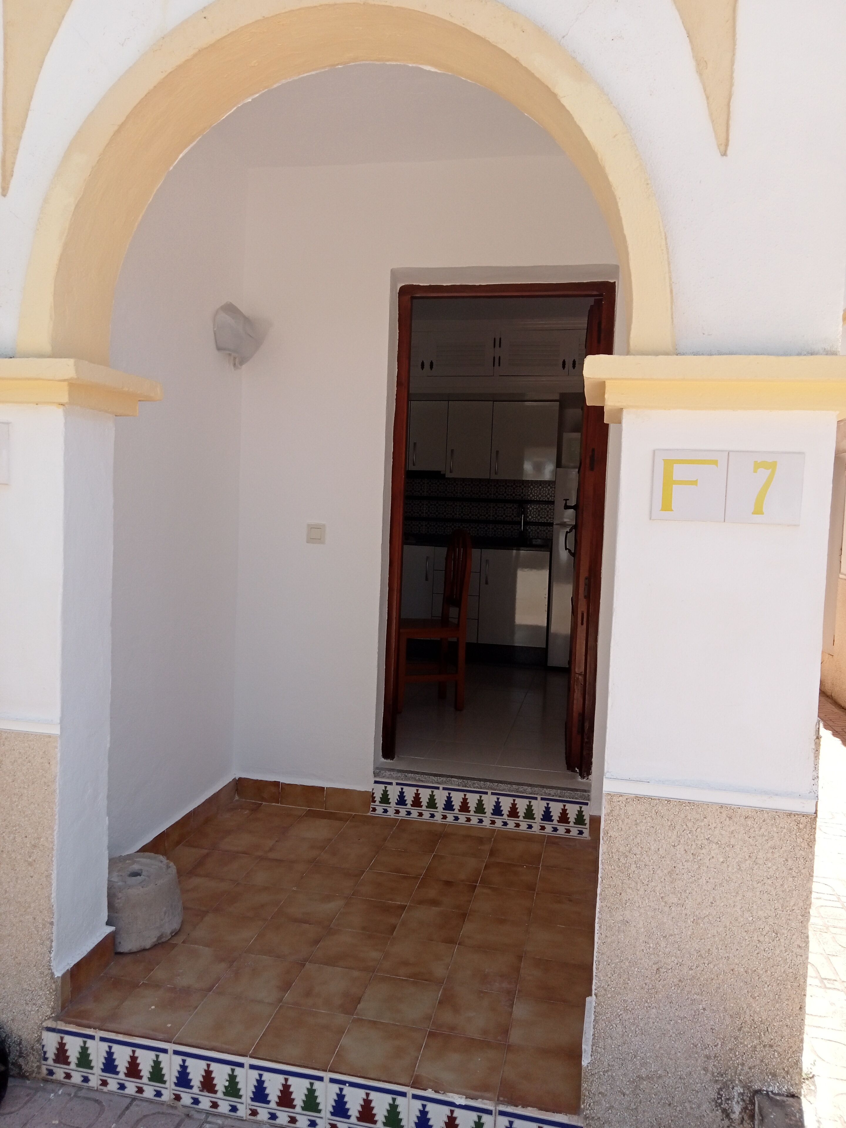 Una puerta con piso de baldosas que da a un espacio interior.