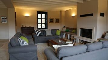 Televisio, takka, DVD-soitin, pöytäjalkapallopöytä