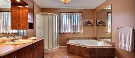 Baignoire, séchoir à cheveux, serviettes fournies