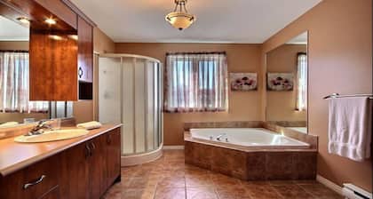 Lovely cottage with heated swimming pool