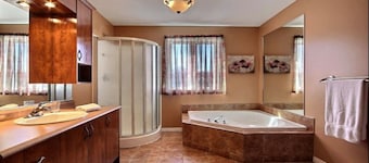 Lovely cottage with heated swimming pool