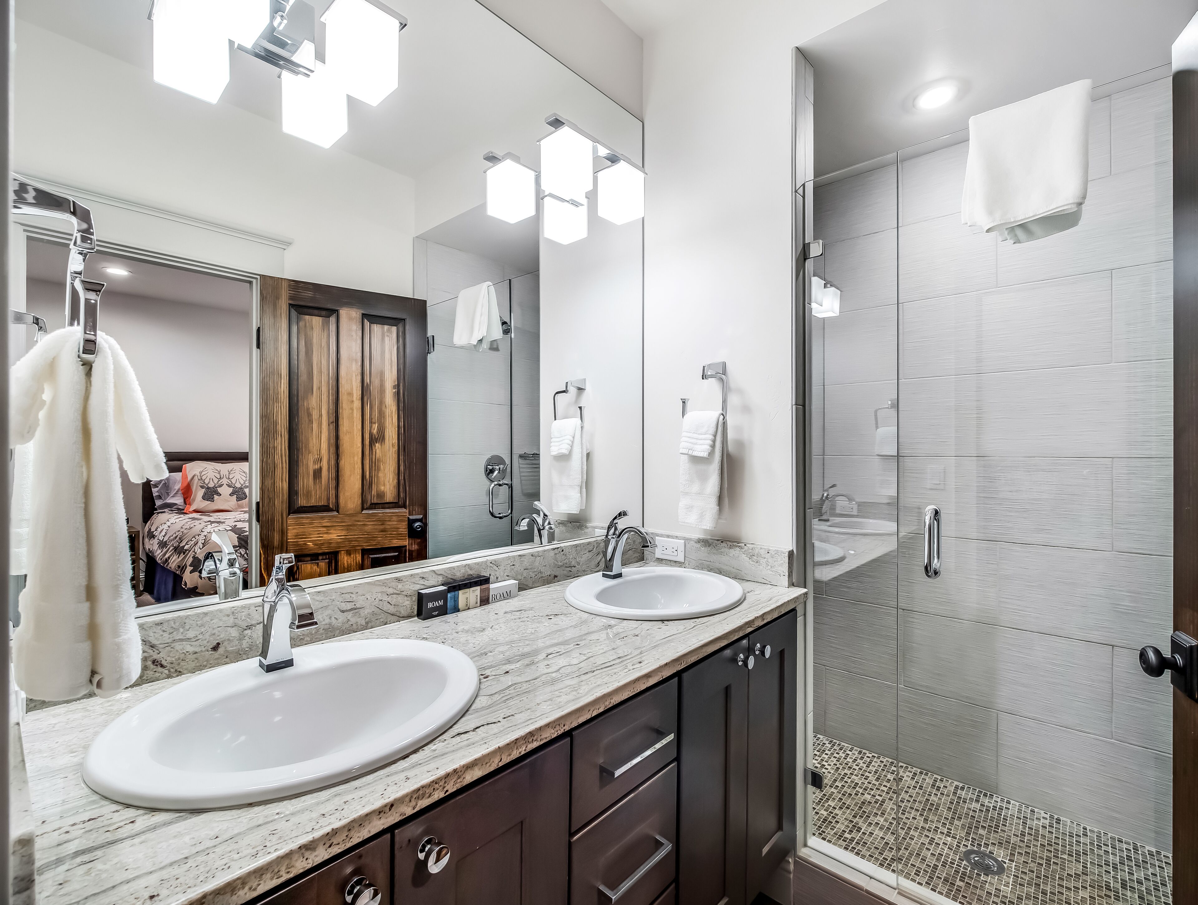 Combined shower/tub, eco-friendly toiletries, hair dryer, towels