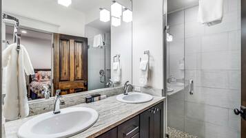 Combined shower/tub, eco-friendly toiletries, hair dryer, towels