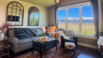 Smart TV, fireplace, stereo