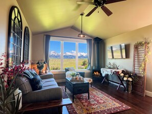 Smart TV, fireplace, stereo - Ross Creek Cabin #3 Spectacular Mountain Views (Belgrade)