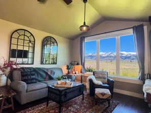 Smart TV, fireplace, stereo